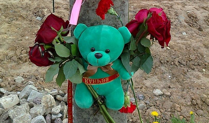 В Торжке организовали народный мемориал на месте гибели 4-летней девочки