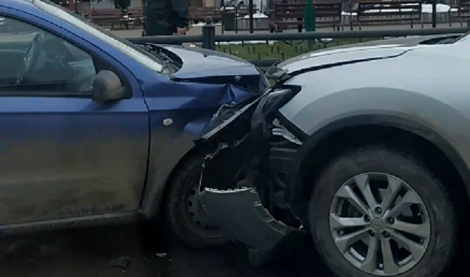 На Комсомольской площади в Твери столкнулись два автомобиля