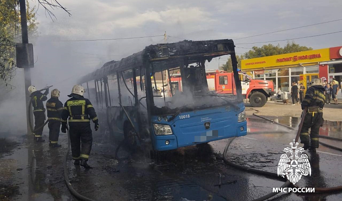 В Твери полностью сгорел общественный автобус