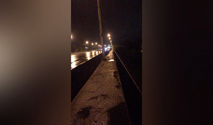 В Твери на Краснинском мосту автомобилисты пробивают колеса