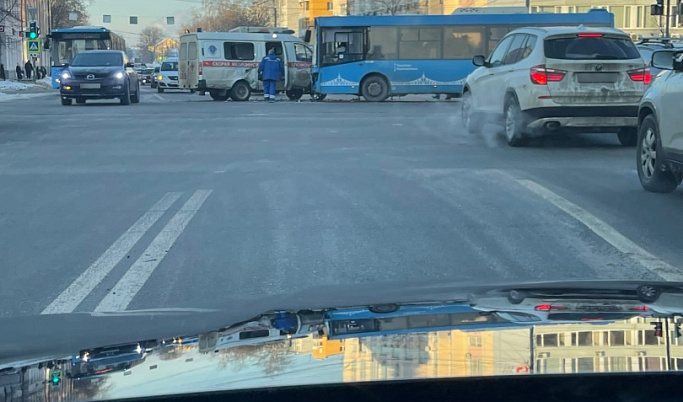 В центре Твери автомобиль скорой помощи столкнулся с синим автобусом