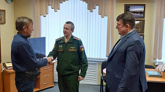 В Максатихе участнику СВО Анатолию Корешову вручили удостоверение ветерана боевых действий