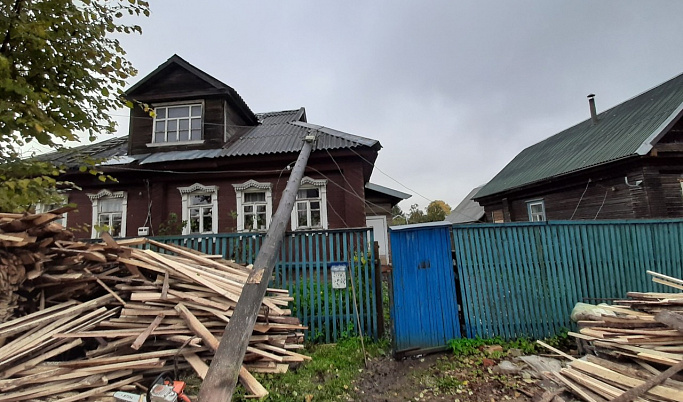 Электрический столб упал на крышу дома в Тверской области