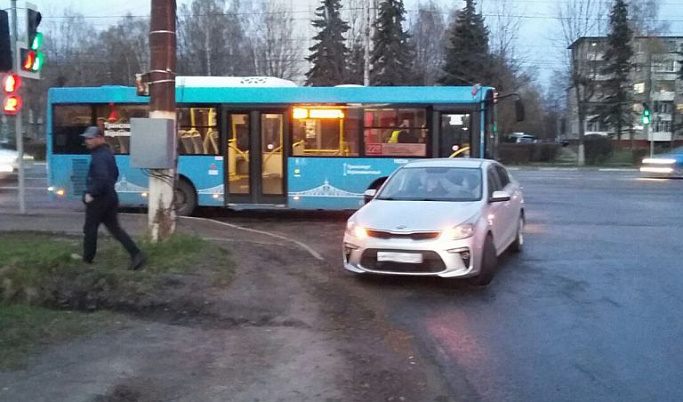 В Твери 55-летняя пассажирка синего автобуса пострадала в ДТП
