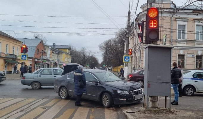 В Твери на улице Софьи Перовской водитель сбил 67-летнего пешехода и врезался в столб