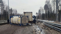 На трассе в Тверской области фура сбила водителя