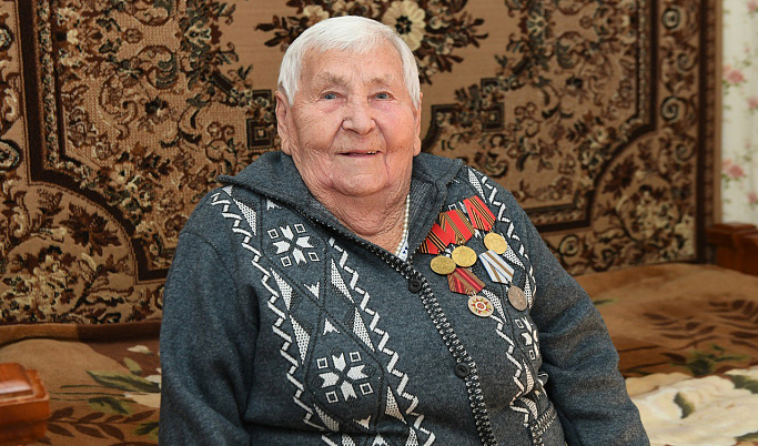 Со 101-летием поздравил труженицу тыла Татьяну Моисееву Игорь Руденя