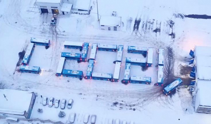 Водители общественного транспорта поздравили жителей Тверской области с наступающим праздником