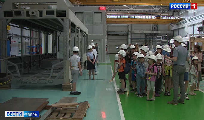 Тверские школьники побывали на механическом заводе электротранспорта