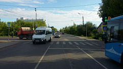 В Твери 76-летняя женщина переходила дорогу на «красный» и угодила под «КАМАЗ»
