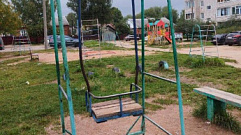 7-летняя девочка пострадала при падении с качелей в Тверской области