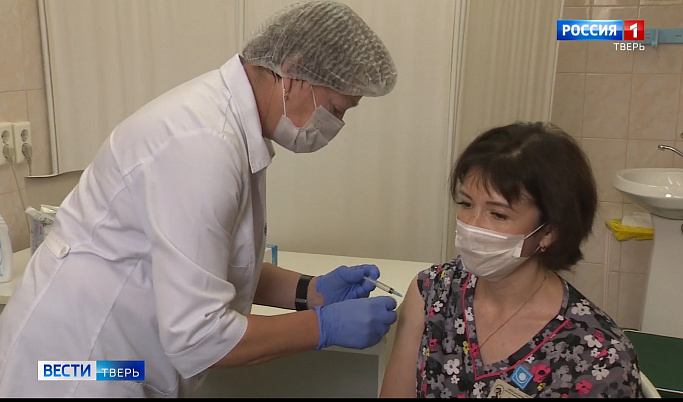 Специалисты Тверского перинатального центра привились от коронавируса 