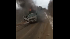В Тверской области водитель чудом вылез из горящего грузовика