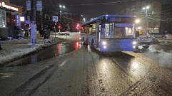 На перекрестке в Твери под колесами автобуса пострадала 41-летняя женщина