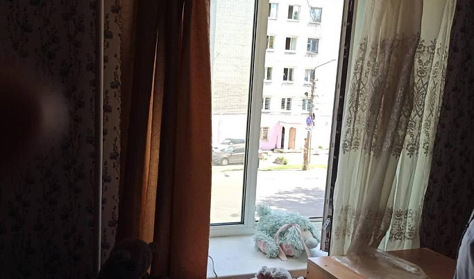 Малолетний ребенок выпал из окна в Твери