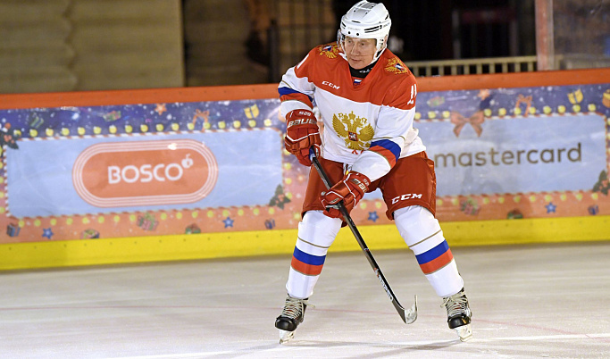 Путин сыграл в хоккей на Красной Площади