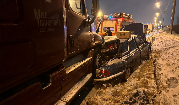 В Калининском округе на трассе М-10 столкнулись легковушка и тягач