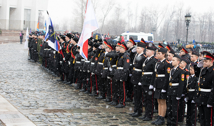 Кадеты из Тверской области прошли торжественным строем у стен Музея Победы
