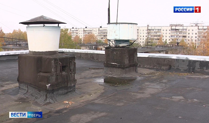 Жильцы многоквартирного дома в Твери второй год не могут добиться ремонта крыши 