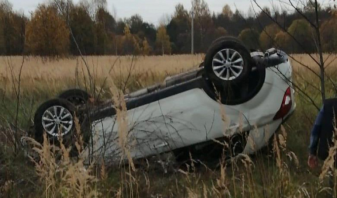 За сутки на дорогах Тверской области три автомобиля вылетели в кювет