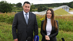 Игорь Руденя и Зарина Догузова открыли новый пешеходный мост в Конаковском районе