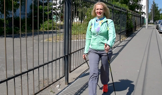 В Твери Светлана Никифорова совместила голосование с тренировкой по скандинавской ходьбе