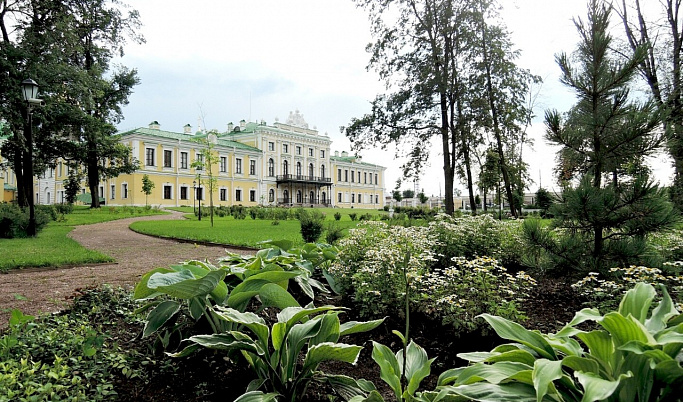 Из-за плохой погоды закрыли Дворцовый сад в Твери