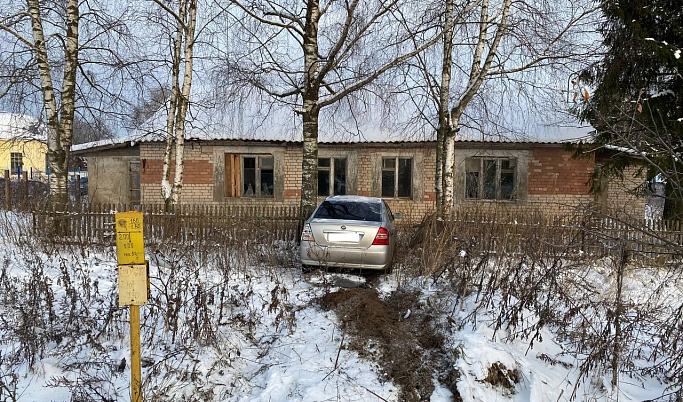 В Тверской области иномарка влетела в забор