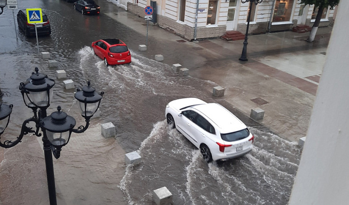 Ливневый дождь вновь подтопил улицы Твери