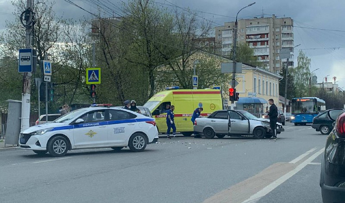 Два пассажира «Нивы» пострадали в ДТП на улице Горького в Твери