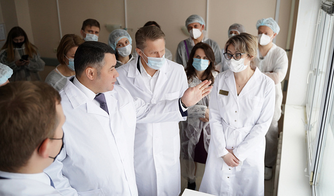 В Твери Игорь Руденя и Михаил Мурашко посетили «красную зону» инфекционного госпиталя