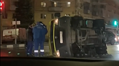 В Твери после ДТП на площади Капошвара перевернулся автомобиль «скорой помощи»