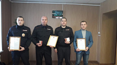 Четверых полицейских наградили за помощь после взрыва газа в Тверской области