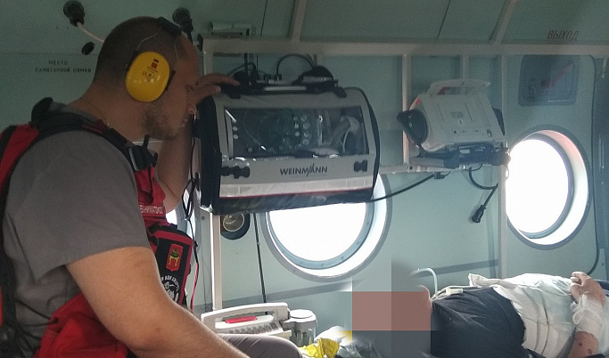 Вертолет МЧС доставил мужчину из Пено на лечение в Тверь