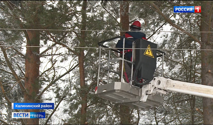 Поврежденное после снегопада электроснабжение восстанавливают в Тверской области