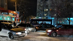 В центре Твери собирается пробка: на проспекте Чайковского легковушка влетела в иномарку