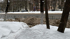 Грязный снег с тверских дорог перекидывают на тротуары