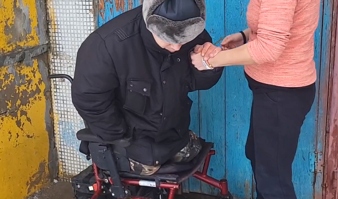 В Тверской области инвалид из-за сломанной коляски провёл ночь на улице