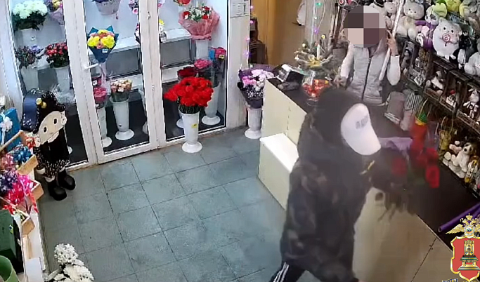 Полицейские задержали подростка, который украл букет из цветочного магазина в Кимрах 