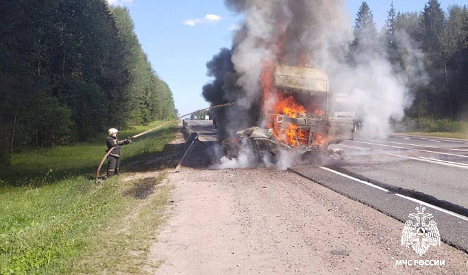 В результате ДТП в Тверской области загорелись автомобили
