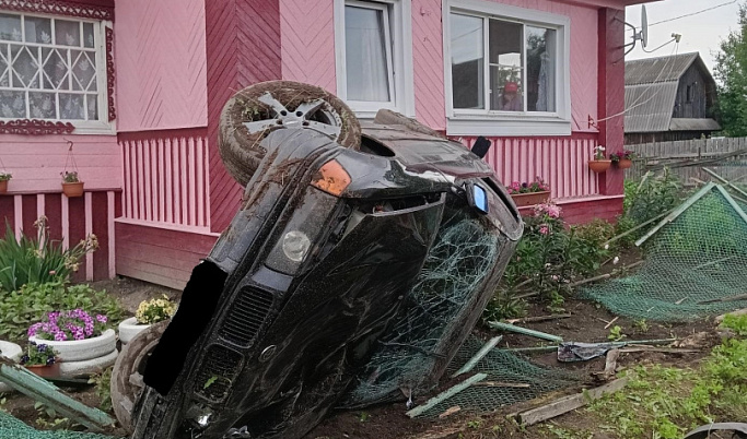 В Тверской области BMW вылетел на участок дома и перевернулся