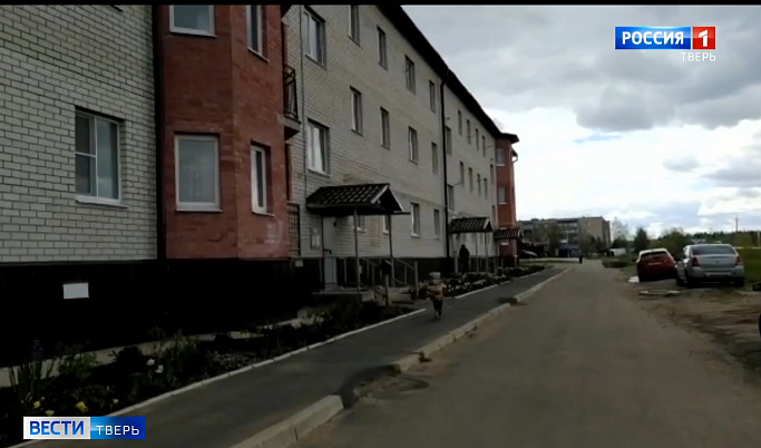 Жильцы многоквартирного дома в Тверской области боятся провалиться в подвал 