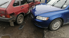 На перекрестке в Конаково не разъехались два автомобиля