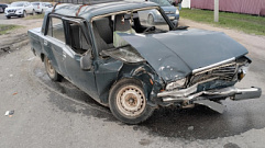 В Калязине два автомобиля не поделили дорогу, один из водителей пострадал