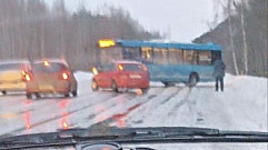 На дороге под Тверью развернуло пассажирский синий автобус