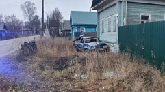В Тверской области ВАЗ вылетел с дороги и врезался в дом