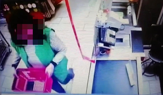 В Твери сотрудница магазина вытащила из кошелька покупательницы деньги