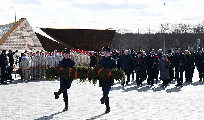 Годовщину освобождения ржевской земли впервые отметили у мемориала Советскому солдату