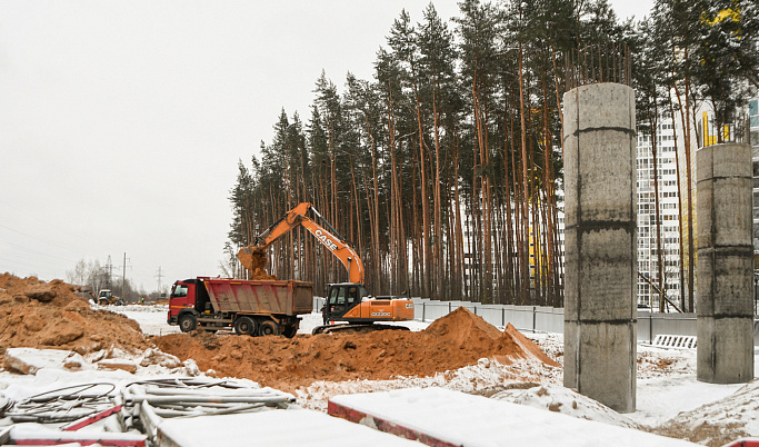 На площадке строительства путепровода через Октябрьскую железную дорогу в Твери заливают опоры сооружения