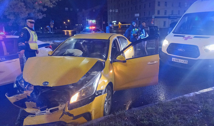 В Твери ночью столкнулись две иномарки: пострадал водитель